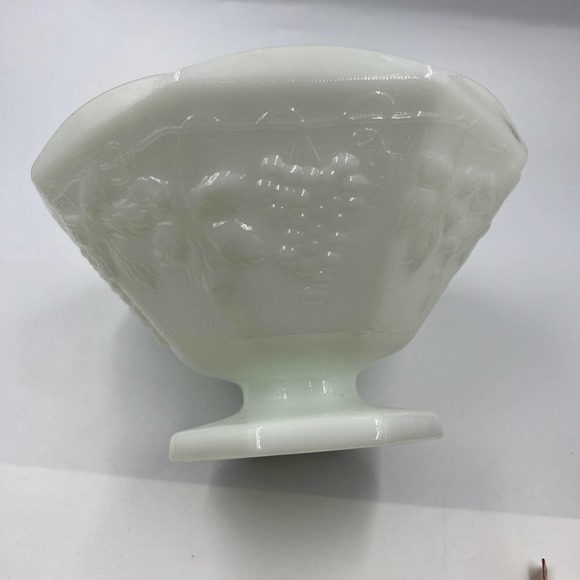 Vintage White Milk Glass Grapes Leaves Serving Decorative Pedestal Bowl - Picture 3 of 8